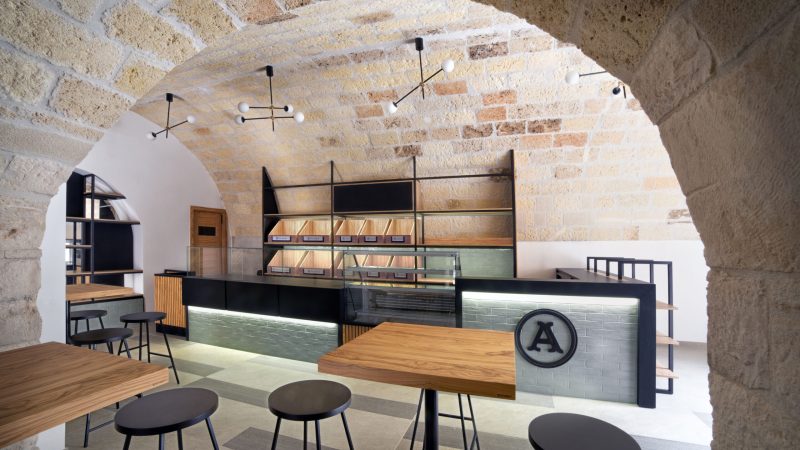 Bancone vendita Panificio Anselmo in legno d’ulivo, ceramica verde acqua e parti scure rivestite