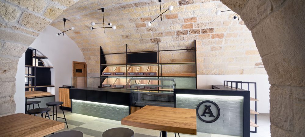 Bancone vendita Panificio Anselmo in legno d’ulivo, ceramica verde acqua e parti scure rivestite