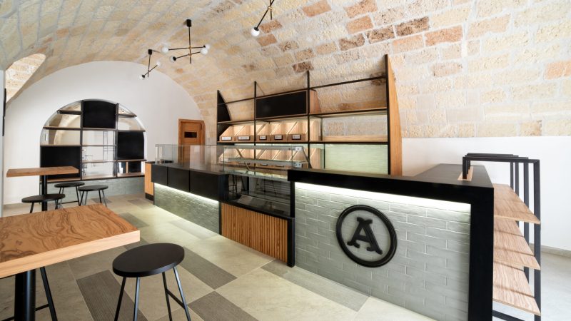 Bancone vendita Panificio Anselmo, dettaglio frontale con legno d’ulivo e ceramica verde acqua