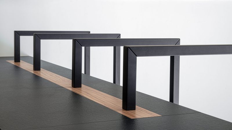 Dettaglio espositore Panificio Anselmo in legno d’ulivo e parti nere laccate, seconda vista