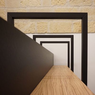 Espositore Panificio Anselmo in legno d’ulivo e parti nere laccate, terza vista