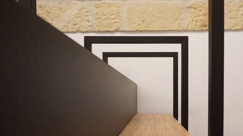 Espositore Panificio Anselmo in legno d’ulivo e parti nere laccate, terza vista