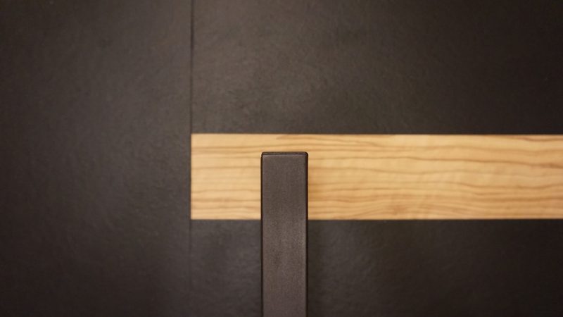 Dettaglio macro espositore Panificio Anselmo in legno d’ulivo e parti nere laccate