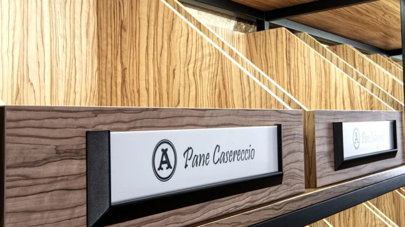 Contenitori con scritta Pane Casereccio nel Panificio Anselmo