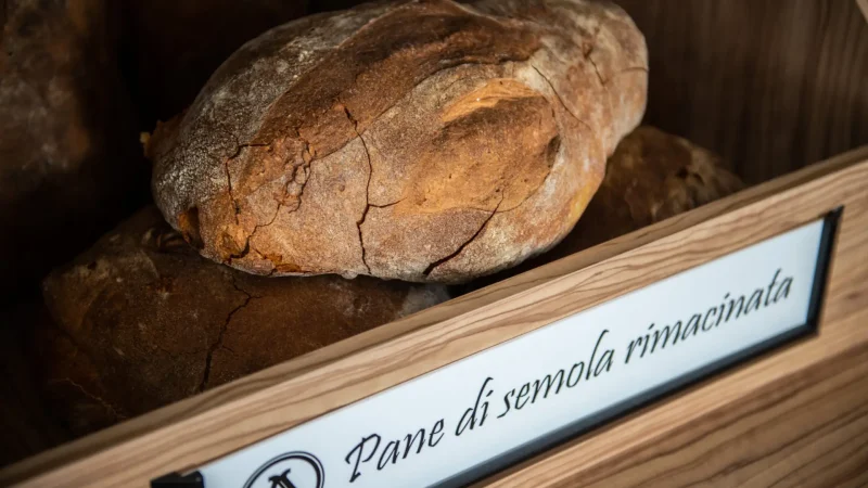 Contenitori con scritta Pane di semola rimacinata con pane in vista