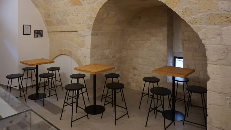 Nicchia con tavoli alti Panificio Anselmo