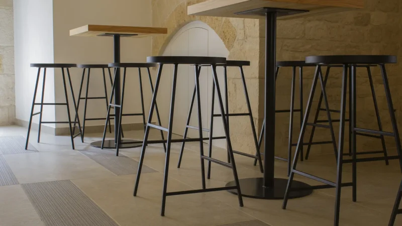 Dettaglio sgabelli e tavoli Panificio Anselmo