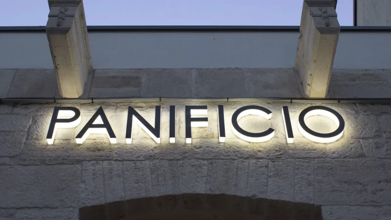 Scritta Panificio sulla facciata esterna Panificio Anselmo